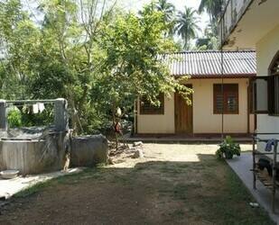 Wohnhaus und Geschaftshaus auf einem Grundstück - Gonapinuwala