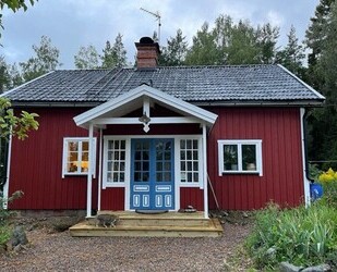 Anwesen mit 2 Häusern und Wirtschaftsgebäuden - Örsundsbro
