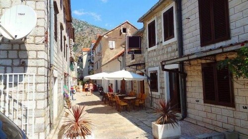 Bild 2 - 8 Zimmer Einfamilienhaus zum Kaufen in Montenegro