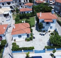 Provisionsfrei: Wunderschönes Anwesen mit 3 Häusern in Strandlage von Paralia Sergoula!