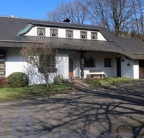 Schöne Landhaus-Villa in unverbaubarer Orts- und Waldrandlage von Homburg