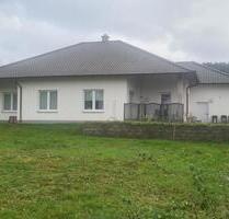 Neuwertiger Walmdachbungalow - Wohnen auf einer Ebene - Homburg