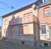 Wohnhaus mit Nebengebäuden auf großem Grund - Flacht