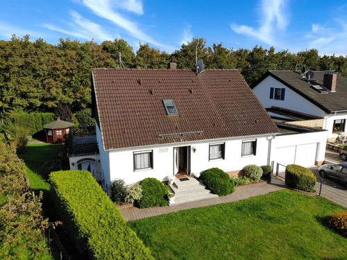 Herrlicher Vorgarten - 10 Zimmer Zweifamilienhaus zum Kaufen in Wiesbaden