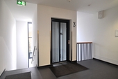 Modernes Treppenhaus + Lift - 