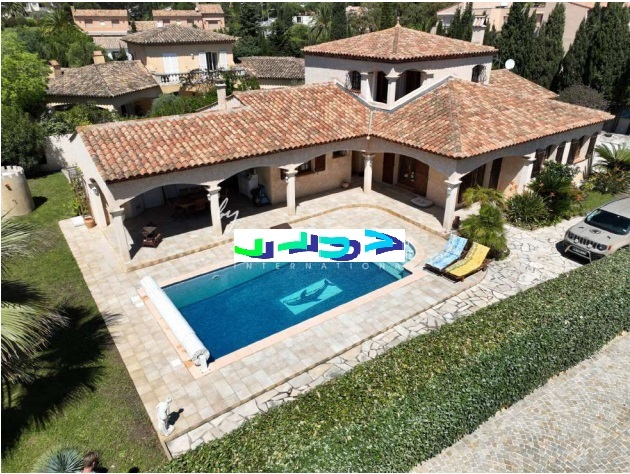 Villa mit großem Pool - 1.417.500,00 EUR Kaufpreis, ca.  174,00 m² Wohnfläche in Cavalaire-sur-Mer (PLZ: 83240)