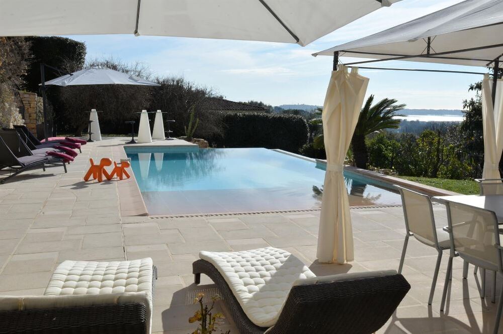 Luxusvilla in begehrter Lage mit Blick auf das Meer und Cap d’Antibes