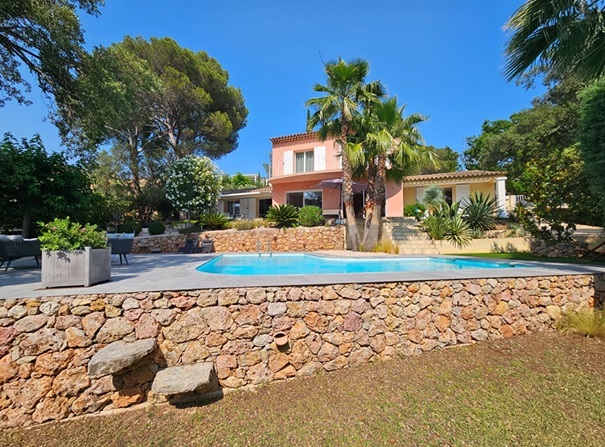 Villa mit Pool und Meerblick - 1.295.000,00 EUR Kaufpreis, ca.  181,00 m² Wohnfläche in Agay (PLZ: 83530)