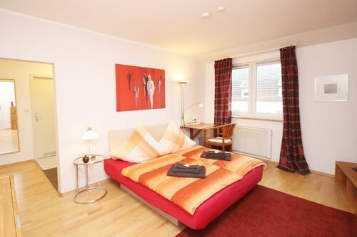 Schlafzimmer mit großem Kleiderschrank - TOP möbliertes Appartement - 1.090,00 EUR Pauschalmiete, ca.  32,00 m²