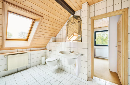 Badezimmer im Dachgeschoss - 