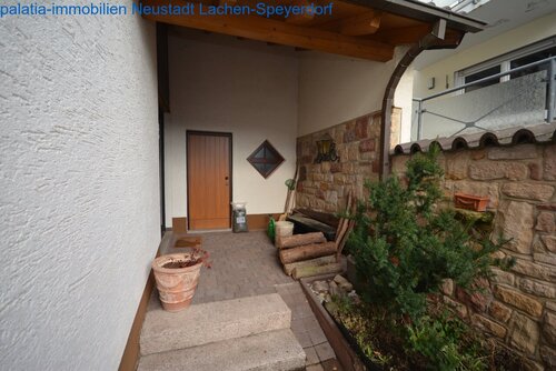 Zugang Anbau Zweiradraum Mehrweckraum - Einfamilienhaus mit 135,00 m² in Wachenheim an der Weinstraße zum Kaufen