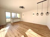 Wohnzimmer - Provisionsfrei* Neu renovierte 3 Zimmer Wohnung mit Balkon und Einzelgarage