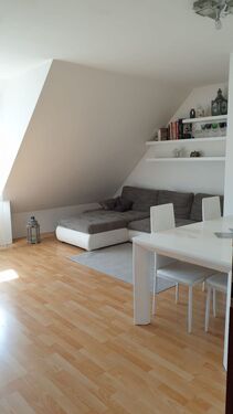 Wohnzimmer - 3 Zimmer Dachgeschoßwohnung zur Miete in Nürnberg