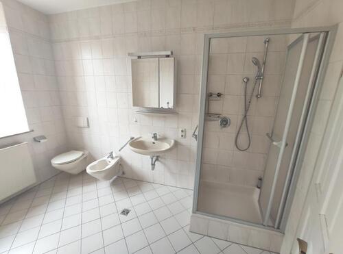 Bad mit Badewanne, Dusche und WaMa Anschluss Bild 2 - Etagenwohnung mit 64,17 m² in Pommersfelden OT zur Miete