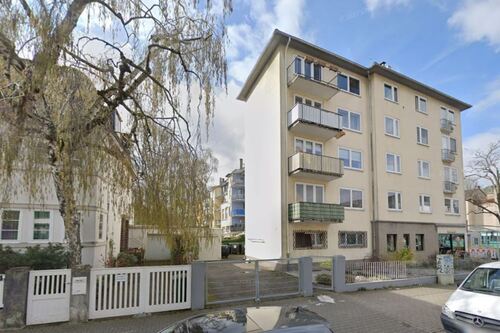 Aussenansicht - Frankfurt-Dornbusch: Mehrfamilienhaus mit 2 Gewerbeeinheiten!
