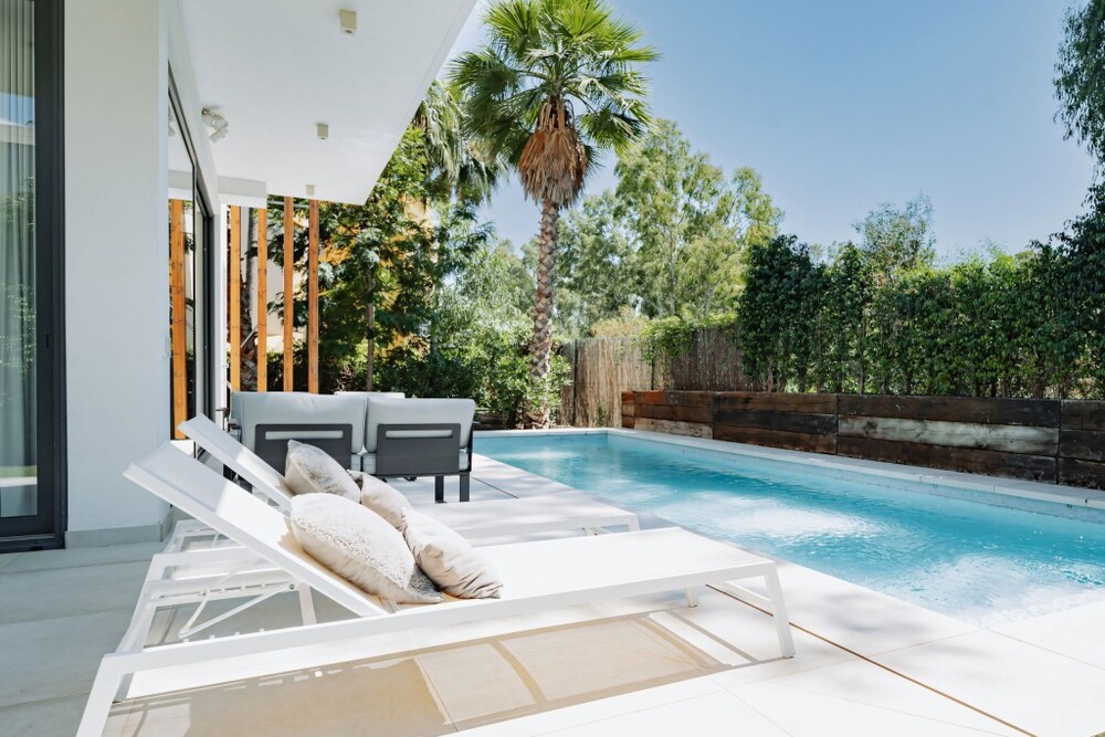 Marbella-Immobilie kaufen, Costa del Sol Hauskauf. Freistehende Villa mit Pool in Nueva Atalaya - Estepona-Nueva Atalaya