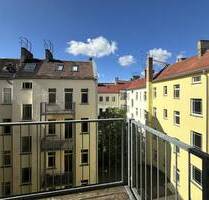 Mitten im lebendigen Friedrichshainer Kiez! Helle Altbauwohnung im 4. OG mit Südbalkon - Berlin Friedrichshain
