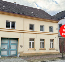 HORN IMMOBILIEN ++ RESERVIERT! Strasburg (Uckermark) Zweifamilienhaus mit Nebengebäuden, sanierungsbedürftig