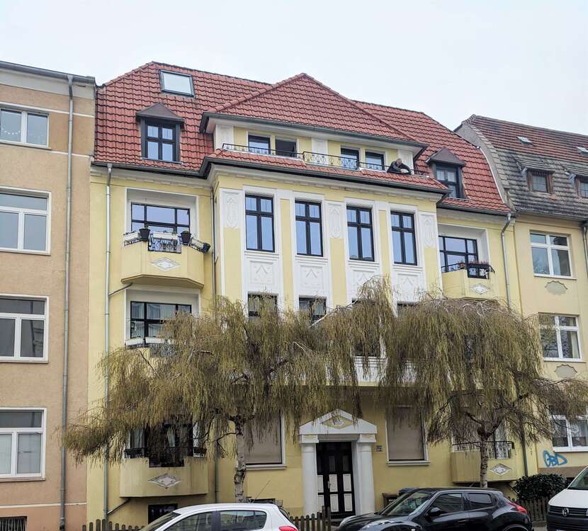 sonnige Dachgeschosswohnung mit Einbauküche und Balkon ***Tageslichtbad mit Wanne*** - Magdeburg