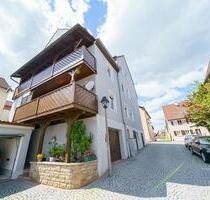 Gepflegtes Vierparteienwohnhaus zzgl. Garagen und Gewerbeeinheit! - Wilhelmsdorf 10809575181