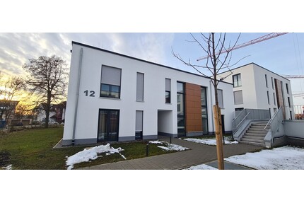 Exklusive 2,5 Zimmer-Neubauwohnung mit viel Platz, sonniger Terrasse, Einbauküche und TG-Stellplatz - Villingen-Schwenningen