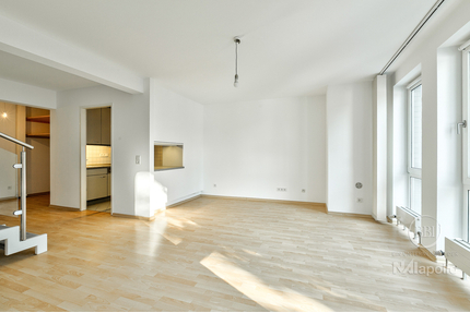 FRISCH RENOVIERTE NEUBAU-MAISONETTE MIT SÜD-BALKON UND TIEFGARAGEN-STELLPLATZ! - Teltow