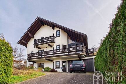 Freistehendes Einfamilienhaus mit Einliegerwohnung auf weitläufigem Grundstück mit Panoramablick - Sankt Ingbert St. Ingbert