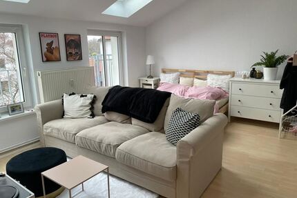 Charmant möblierte Dachgeschosswohnung mit Altbauflair, Blick ins Grüne und attraktiver Rendite in Potsdam-Charlottenhof