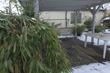 3-Zimmer-Mietwohnung mit Stellplatz und Garage sowie Garten mit Freisitz und Teich sowie Wasserlauf in 97456 Sennfeld (1592)