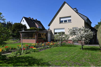 Provisionsfrei für den Käufer....!!! Zweifamilienhaus nebst großer Garage in ruhiger Lage ..... !!! - Hannover / Ahlem