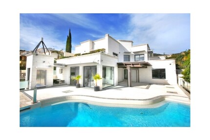 Villa in Portals Nous - 15.000,00&nbsp;EUR Kaltmiete, ca.&nbsp; 680,00&nbsp;m&sup2; in Portals Nous (PLZ: )