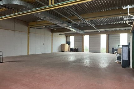 Lagerhalle mit überdachter Ladezone und großem Außenbereich. - Lübbecke