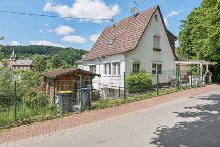 Vielseitiges Zweifamilienhaus mit Ausblick und Garten - Weilrod