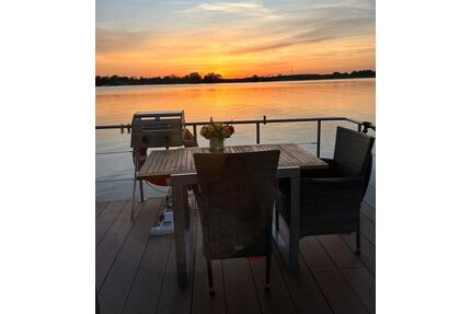 Ein Zuhause, auf dem Wasser oder im Hafen, exklusives Hausboot Neubau 2023 - Jabel b Waren