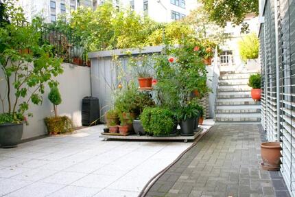 Köln, mitten drin - trotzdem absolut ruhig außergewöhnliche 3-Zimmer Wohnung, ca. 100 m² große Terrasse und Stellplatz
