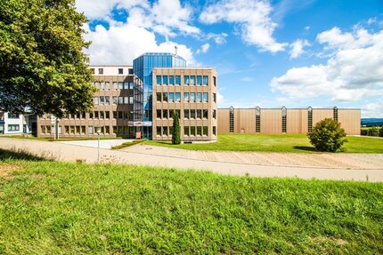 Attraktive Gewerbeimmobilie mit großer Produktionshalle & Büroflächen - Teilflächen möglich! - Zimmern