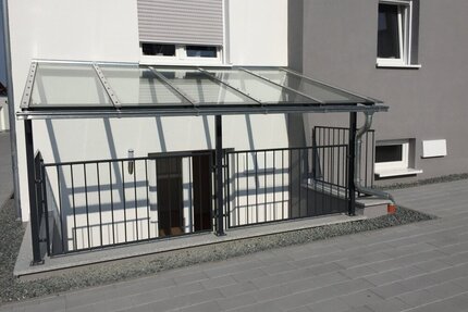 Moderne, charmante 2-Zi-Souterrain-Wohnung WFL ca. 66 m² Energiesparhaus Fußbodenheizung Terrasse und Garage. - Neunburg vorm Wald
