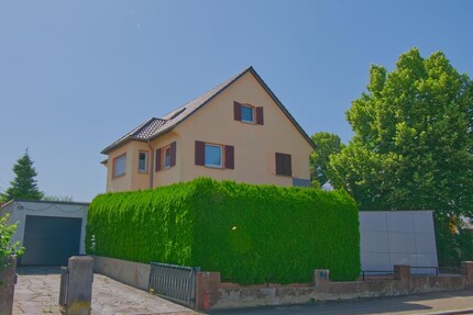 TOP RENDITE, top renoviert & gut vermietet! 2,5 Zimmer-Dachgeschosswohnung mit Stellplatz - Villingen-Schwenningen