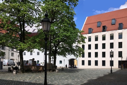 Zentral in München: moderne Wohnung im alten Hof in Erbpacht