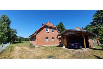 Neuwertiges EFH mit Wärmepumpe, Carport, 2 Bäder, EBK und eigenes Grünland - Dömitz Heidhof