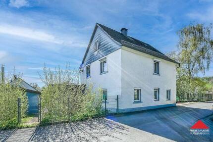 Freistehendes Einfamilienhaus mit Garage, Nebengebäuden und großem Grundstück - Meinerzhagen