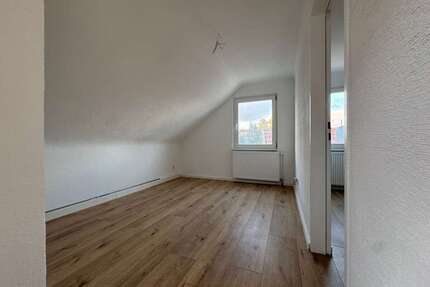 Sanierte 2-Zimmer-Dachgeschosswohnung mit neuem Bad in Ensheim - Saarbrücken-Halberg